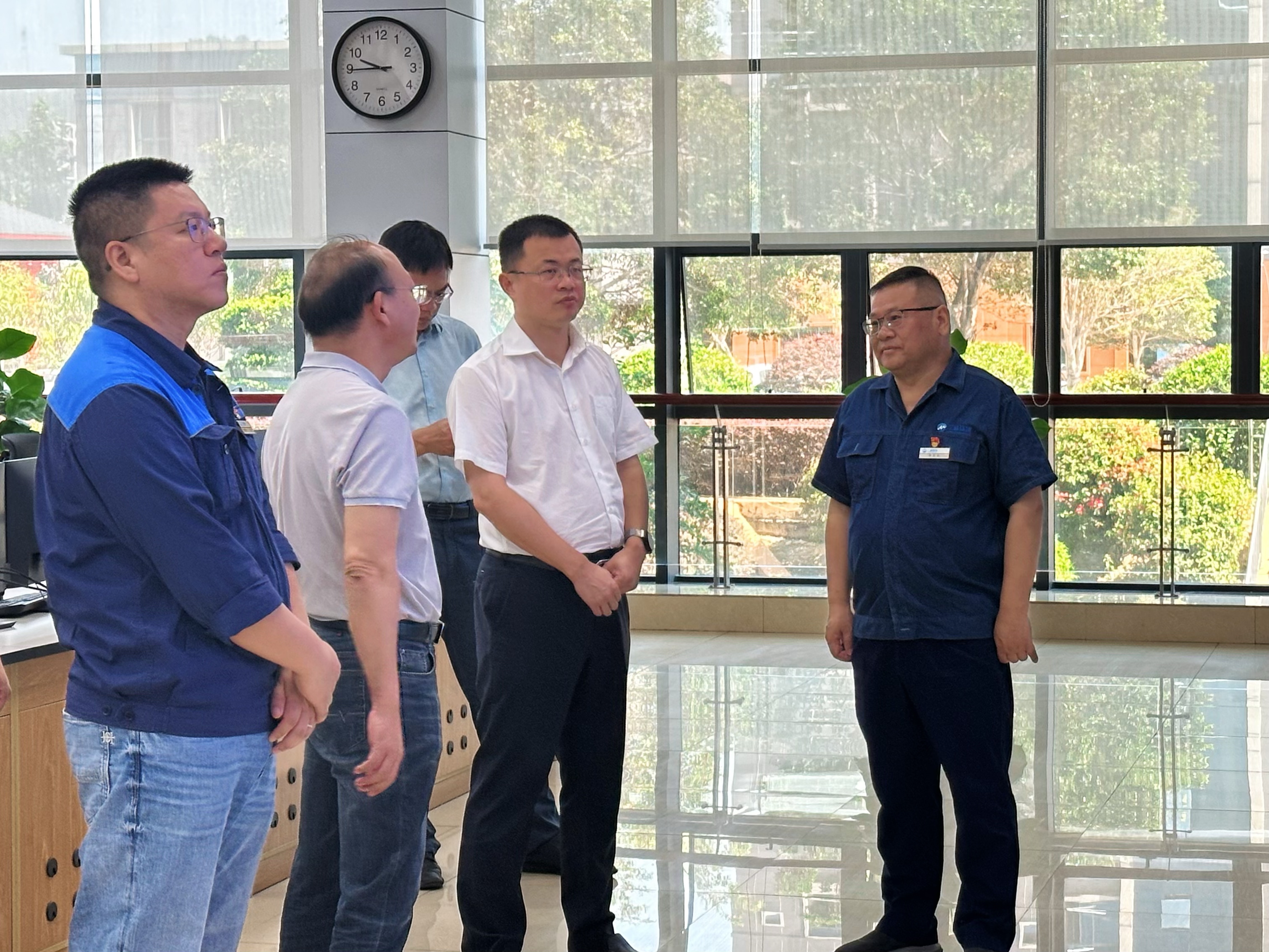 南寧市興寧區(qū)委書記高鑫一行到南寧三峰公司調(diào)研指導工作.jpg
